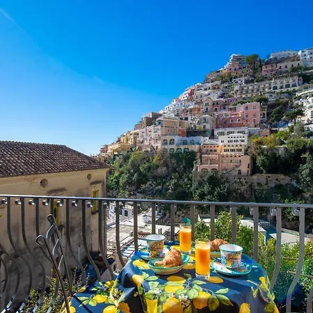 Casa Leucosia, Centro