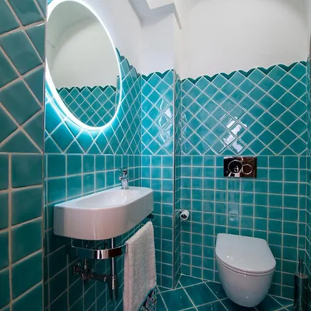 Casa Leucosia, Centro *