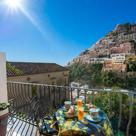 Casa Leucosia, Centro